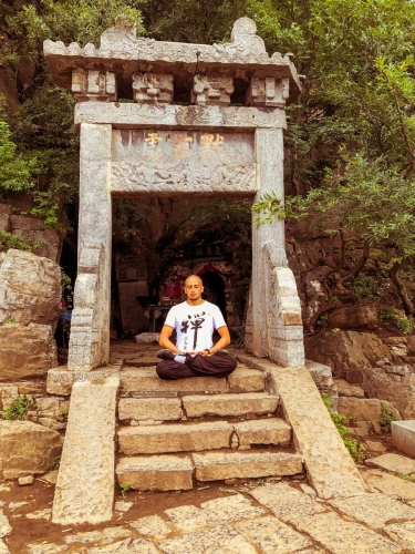 Meditando en la entrada de al cueva de Damo